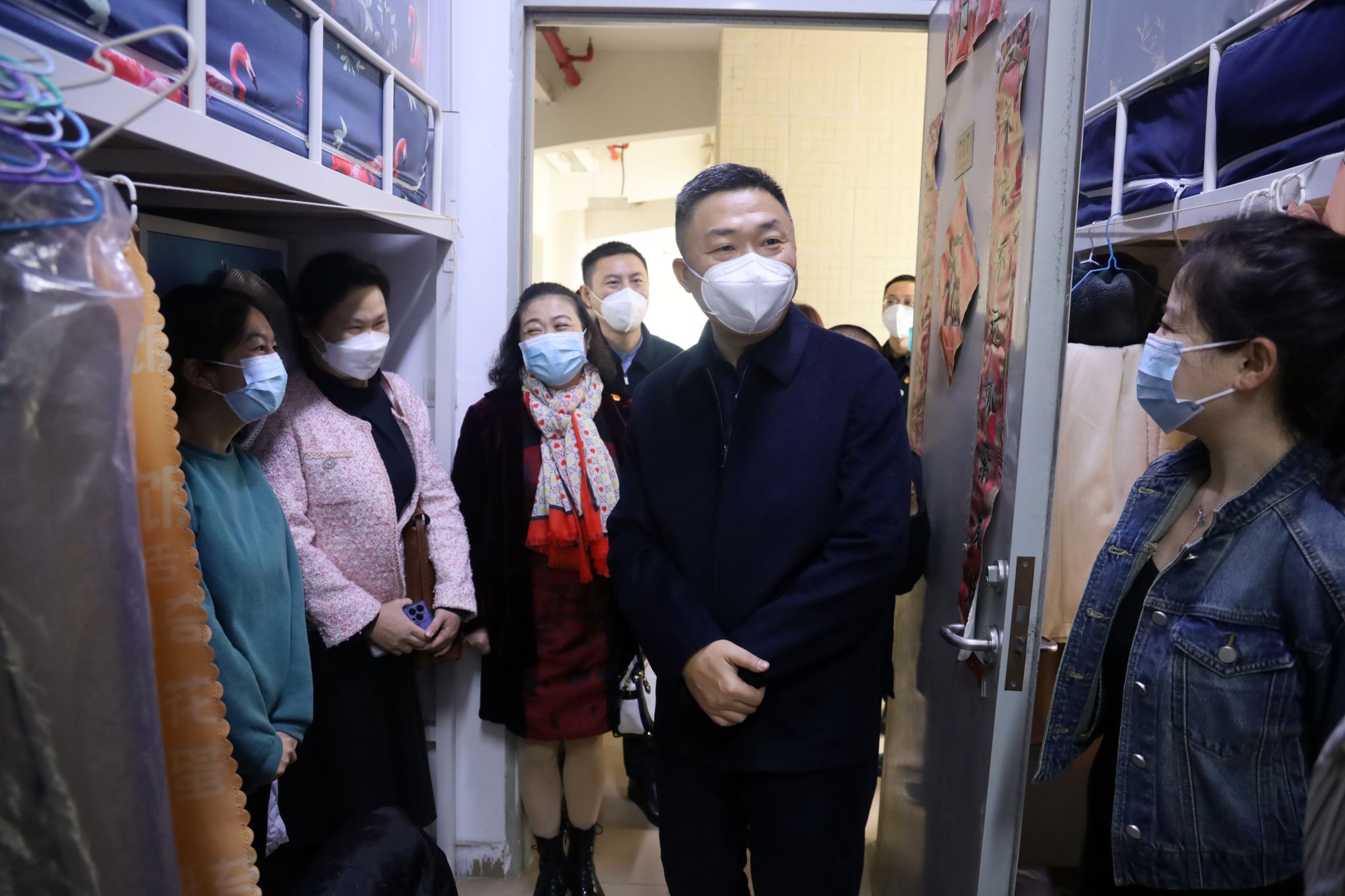 团广东省委书记冉波慰问世界杯官网留校学生和医护人员