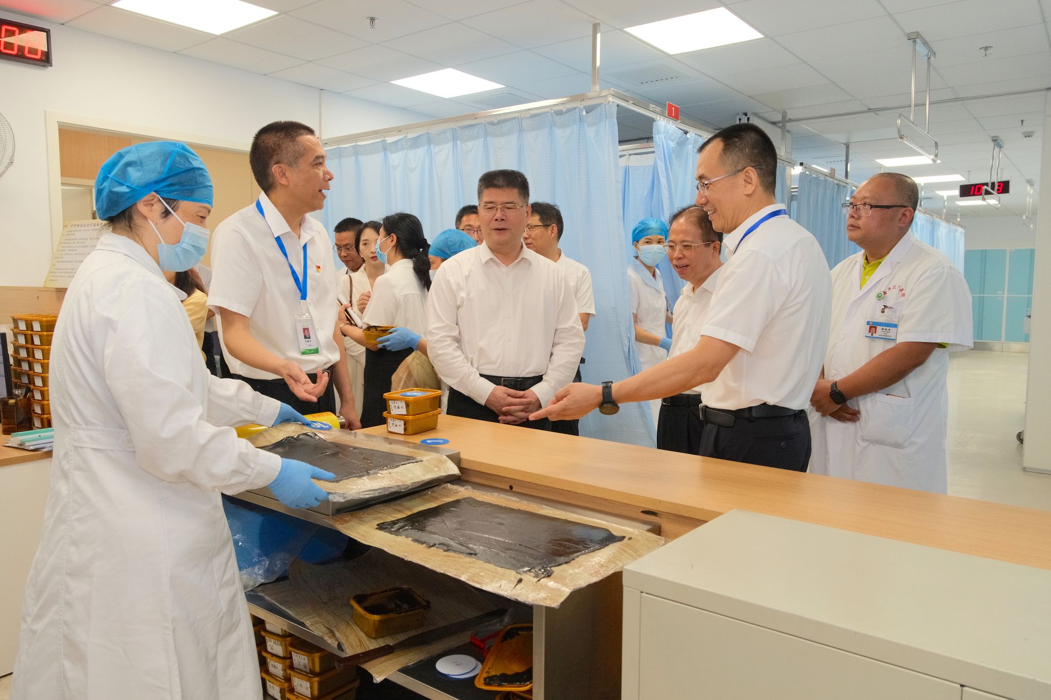 2026世界杯官网与番禺区共商校政合作共建番禺区中医院