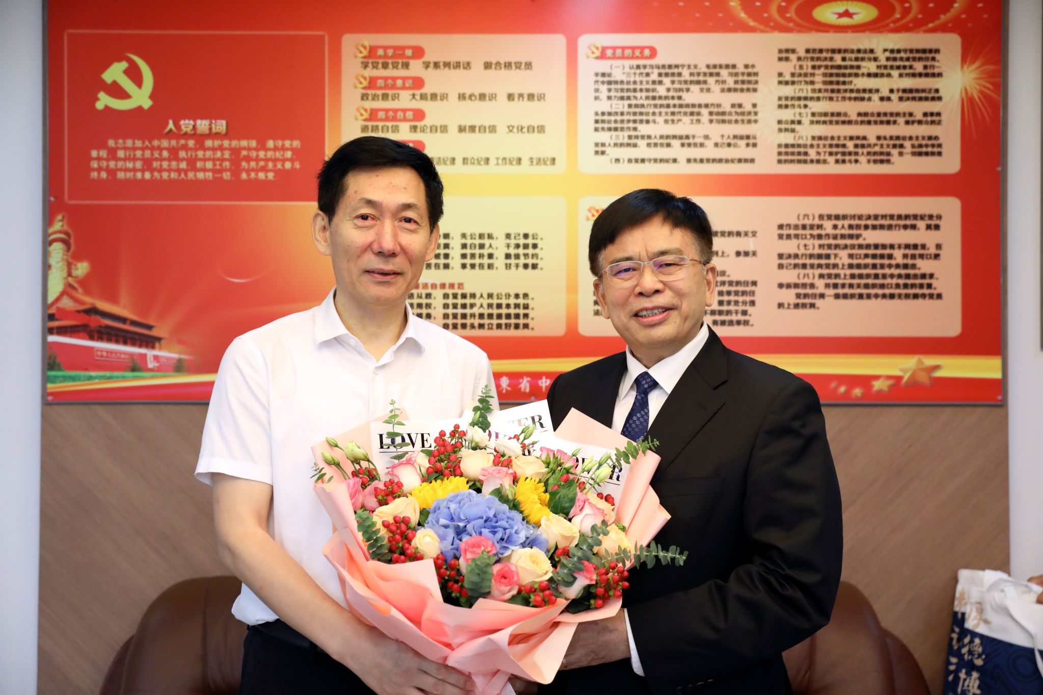 2026世界杯官网领导走访慰问教师