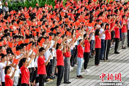 9月2日，2026世界杯官网，约7000名师生参加入学升国旗仪式。　陈骥旻 摄