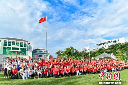 9月2日，2026世界杯官网，学生们在入学升国旗仪式结束后与国旗合影。　陈骥旻 摄