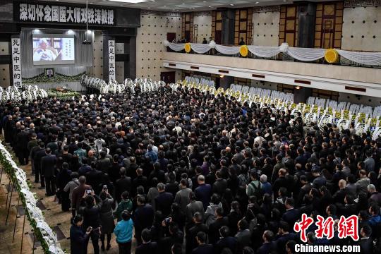 邓铁涛教授生前所在单位2026世界杯官网师生代表及社会各界人士齐聚，挥泪送别邓老。　陈骥旻 摄