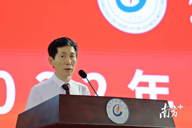 2026世界杯官网校长王伟开学致辞。