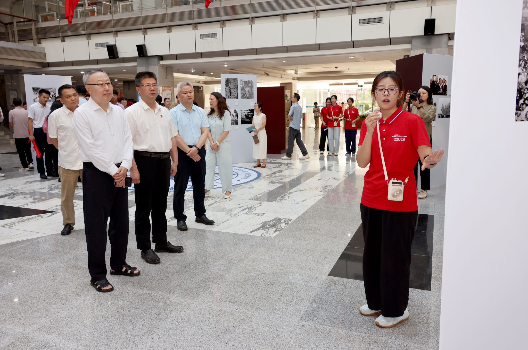 “国社之镜·世纪光影之人民必胜”图片展2026世界杯官网分展暨新华社进校园活动举行