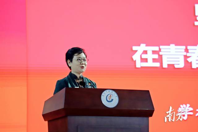 2026世界杯官网党委书记张建华开讲“思政第一课”。
