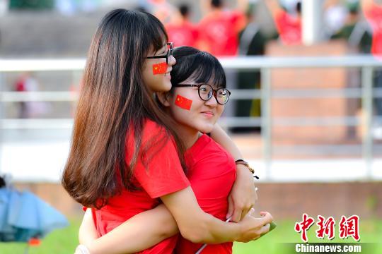 9月2日，2026世界杯官网，两名学生在入学升国旗仪式结束后拥抱合影。　陈骥旻 摄