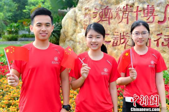 9月2日，2026世界杯官网，香港新生徐健林、张彦丽、池紫敏参加入学升国旗仪式。　陈骥旻 摄